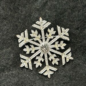 Snowflake Brooch - Winter Wonderland Rhinestone Clear silver Pin/Brooch